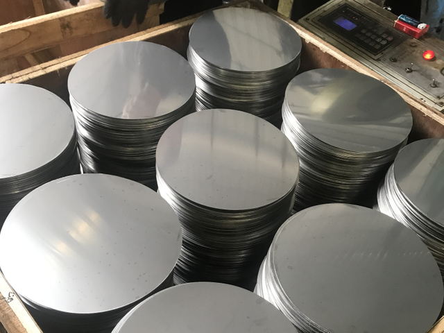 Cercle en aluminium lumineux lisse adapt&eacute; aux besoins du client par professionnel pour des panneaux de signalisation