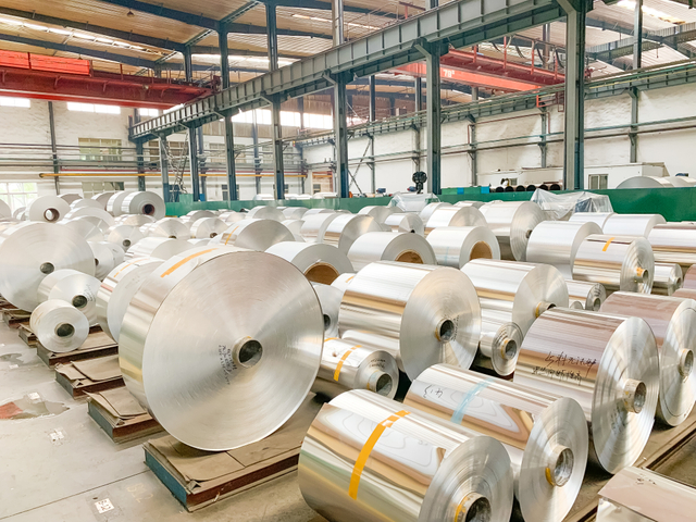 Papier d'aluminium pour conteneur semi-rigide