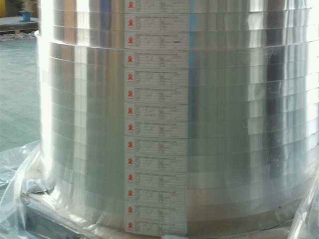 Tira de aluminio en relieve de estuco para puerta