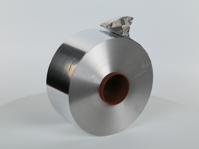 Papel de aluminio fino de gran tama&ntilde;o.